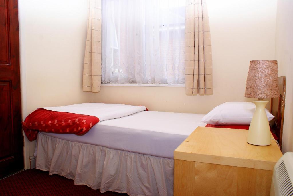 The Hindes Hotel Хароу Стая снимка
