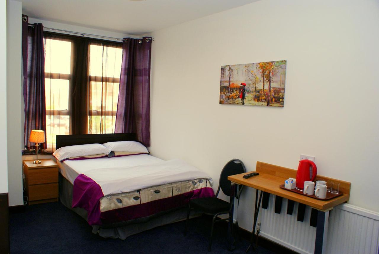 The Hindes Hotel Хароу Стая снимка