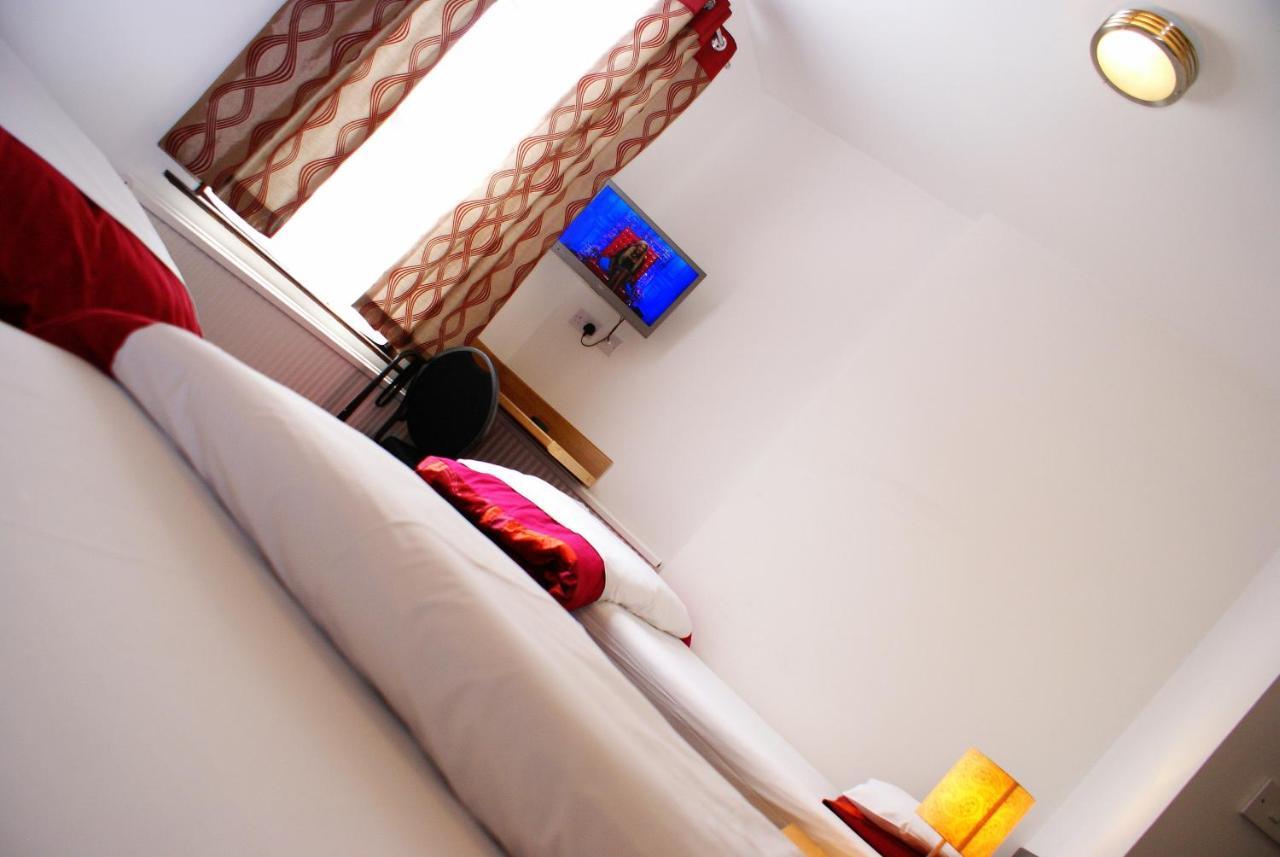 The Hindes Hotel Хароу Стая снимка